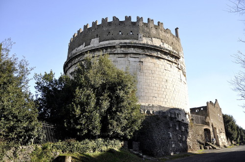 "Rome Tombe van Caecilia Metella 13-01-2011 12-51-22" by Paul Hermans - Eigen werk. Licensed under CC BY-SA 3.0 via Wikimedia Commons - https://commons.wikimedia.org/wiki/File:Rome_Tombe_van_Caecilia_Metella_13-01-2011_12-51-22.JPG#/media/File:Rome_Tombe_van_Caecilia_Metella_13-01-2011_12-51-22.JPG